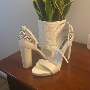 Vera Wang White Heels (Size 9)